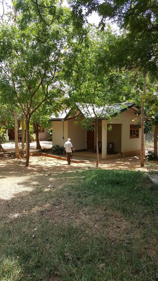Lokuge Grand Resort Kataragama Luaran gambar