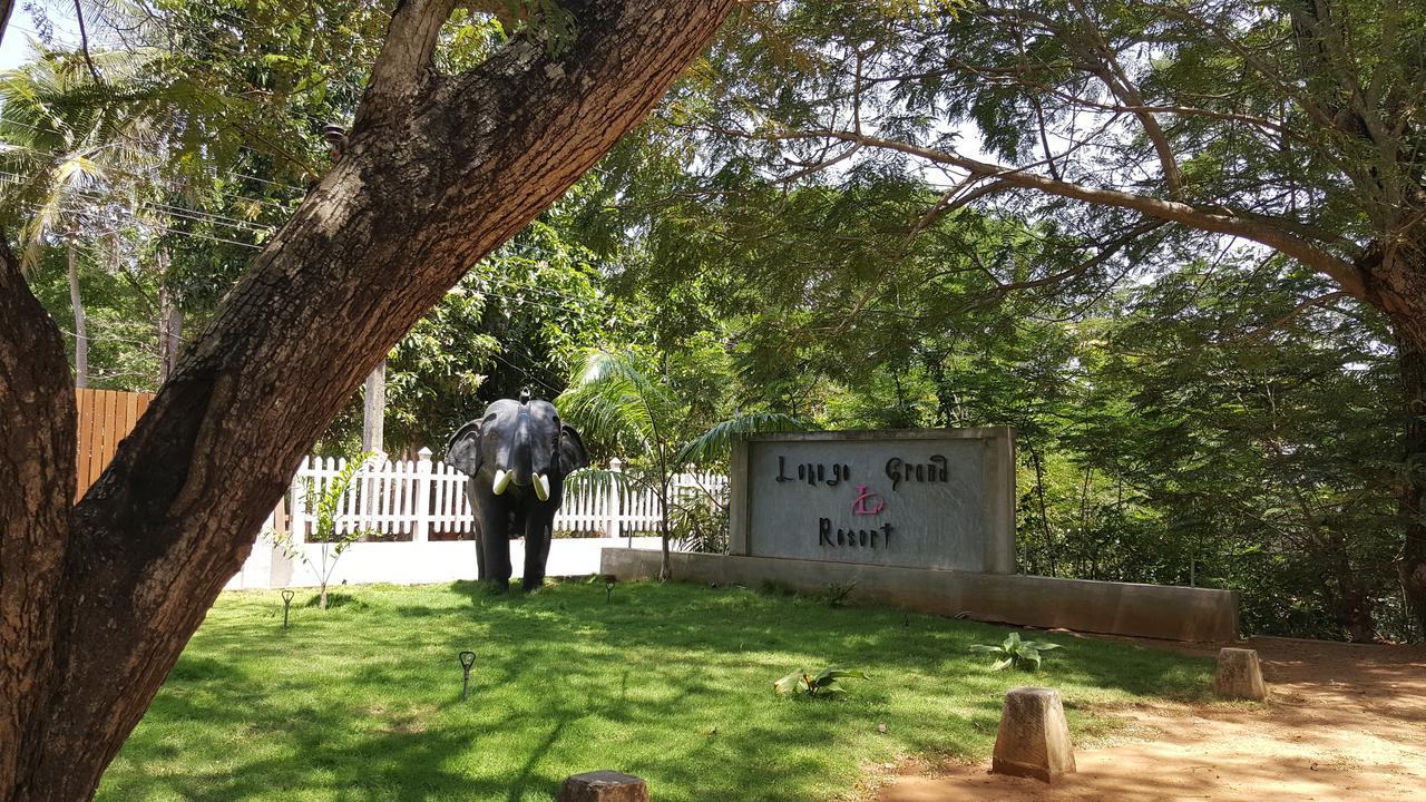 Lokuge Grand Resort Kataragama Luaran gambar
