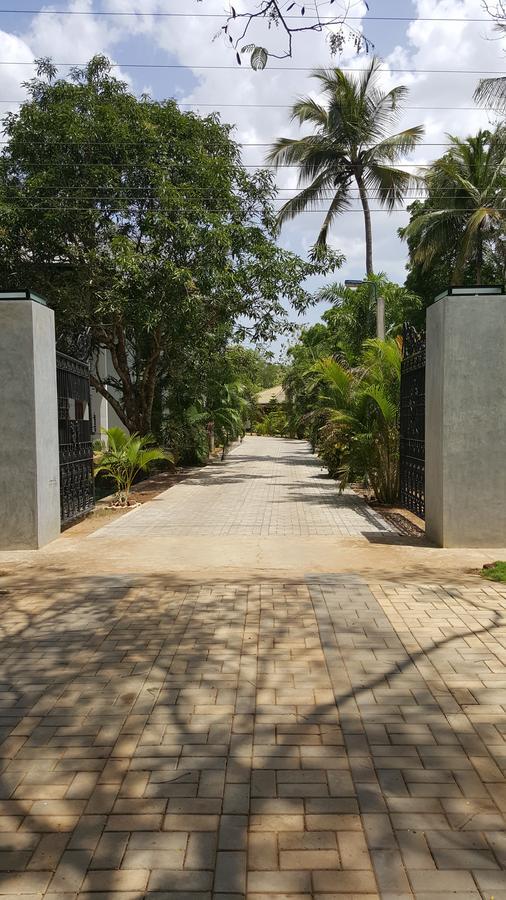 Lokuge Grand Resort Kataragama Luaran gambar