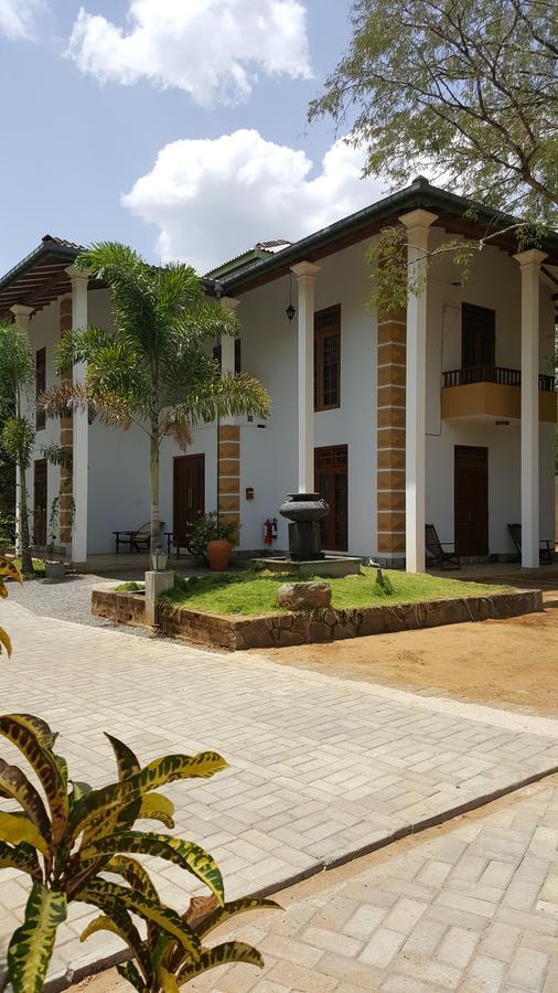 Lokuge Grand Resort Kataragama Luaran gambar